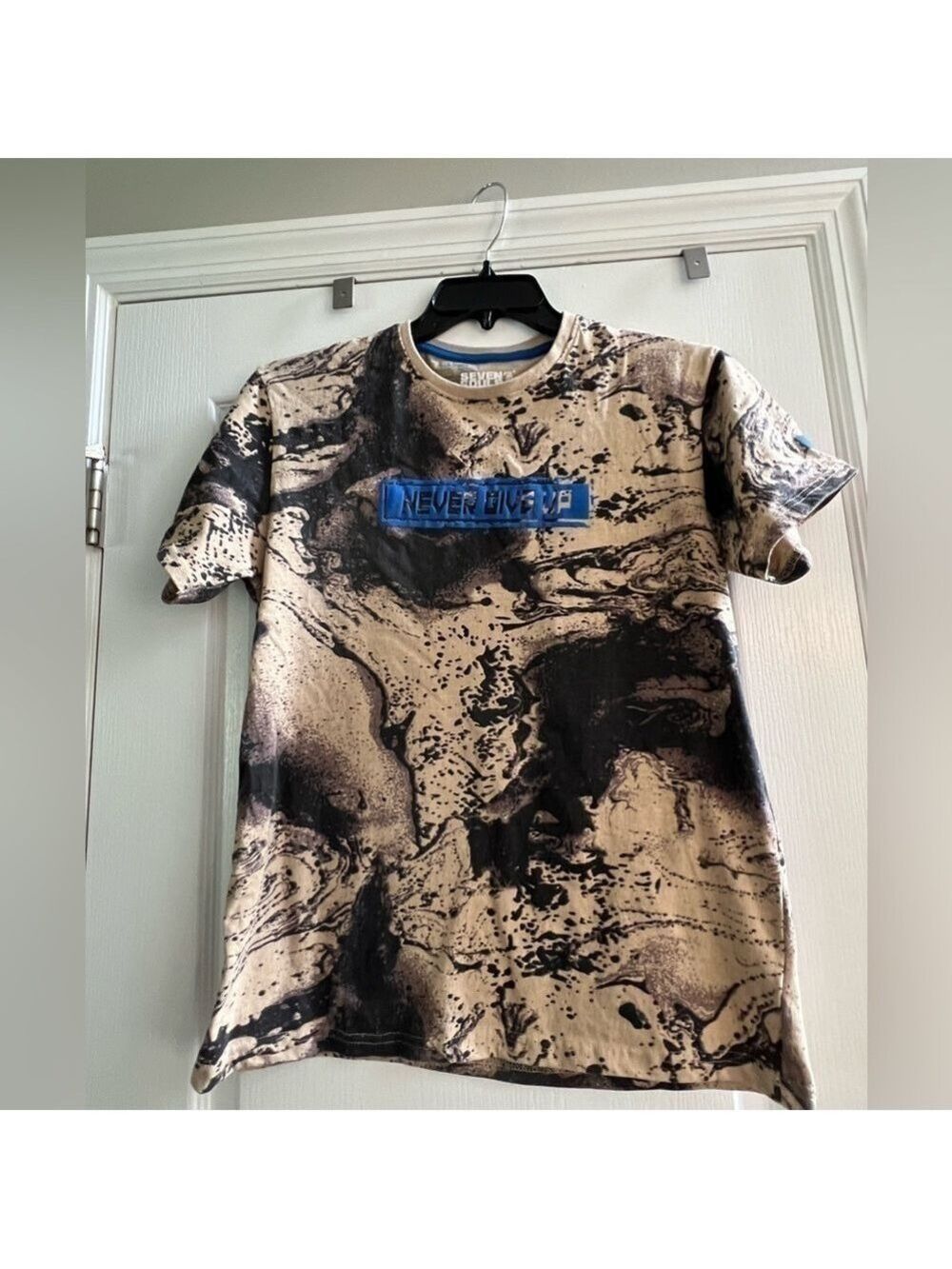 Men’s Seven Souls Marble “ Never Give Up” graphic short sleeve t shirt. Size M
